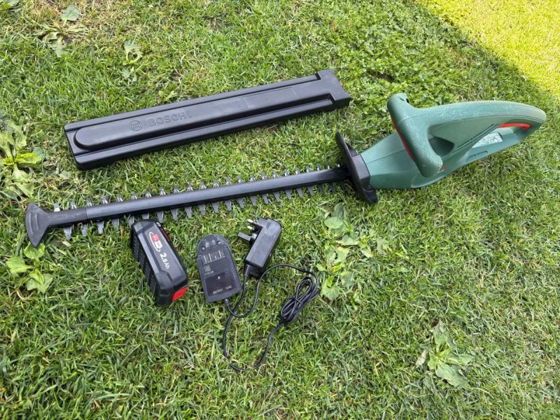 Кущоріз акумуляторний Bosch EasyHedgeCut 18V-45,довжина леза 45 см.  з Англії — фото 2