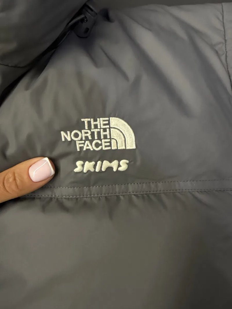 Лімітований пуховик з колаборації SKIMS x The North Face Axel Arigato — фото 3