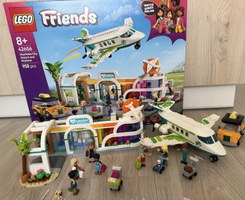 Літак і аеропорт в місті Хартлейк. LEGO Friends літак і аеропорт міста Хартлейк 42656