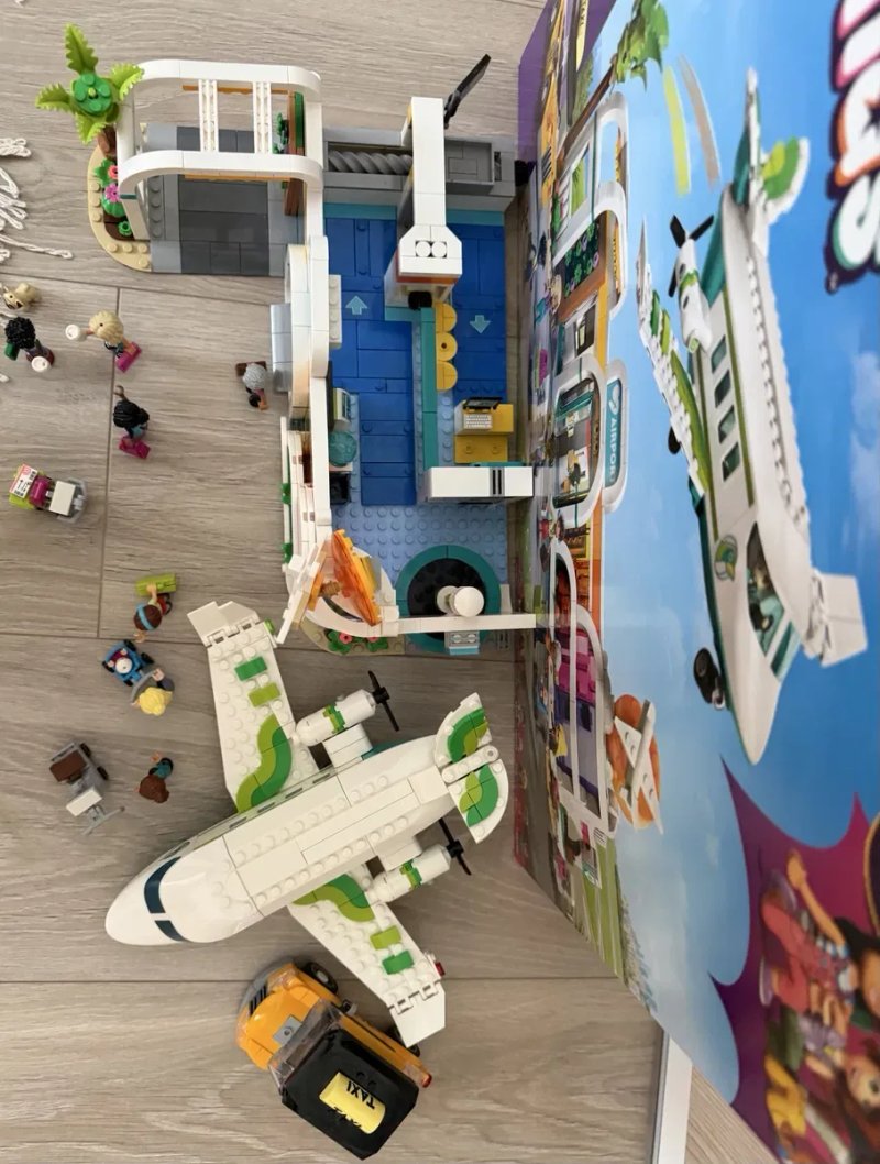Літак і аеропорт в місті Хартлейк. LEGO Friends літак і аеропорт міста Хартлейк 42656 — фото 2