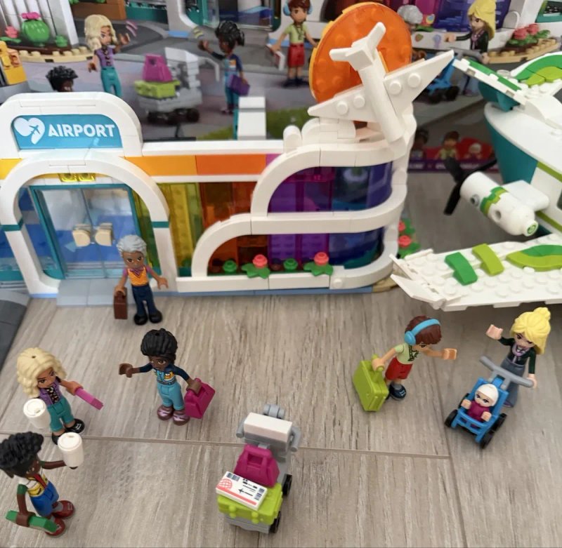 Літак і аеропорт в місті Хартлейк. LEGO Friends літак і аеропорт міста Хартлейк 42656 — фото 3