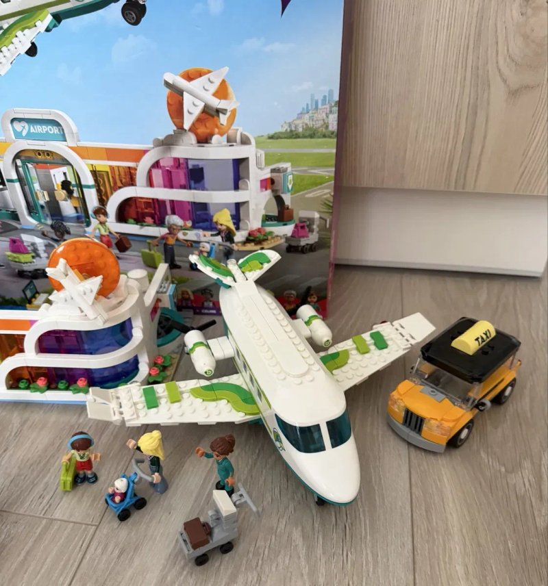 Літак і аеропорт в місті Хартлейк. LEGO Friends літак і аеропорт міста Хартлейк 42656 — фото 4