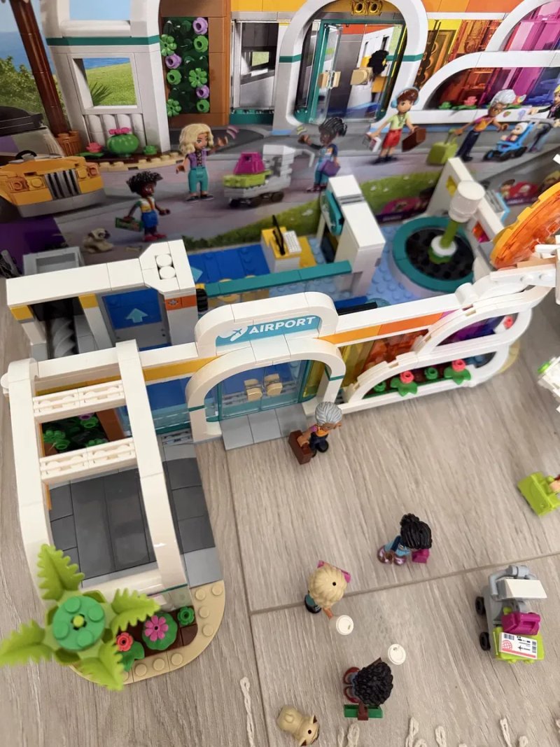 Літак і аеропорт в місті Хартлейк. LEGO Friends літак і аеропорт міста Хартлейк 42656 — фото 5