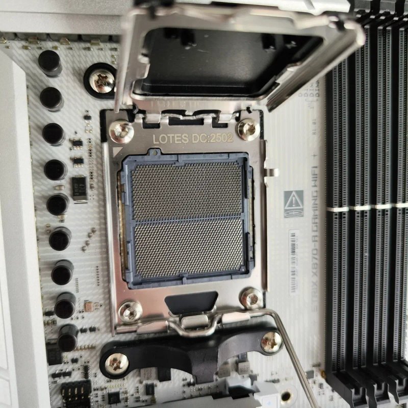 Материнська плата ASUS ROG STRIX X870-A GAMING WIFI — фото 3