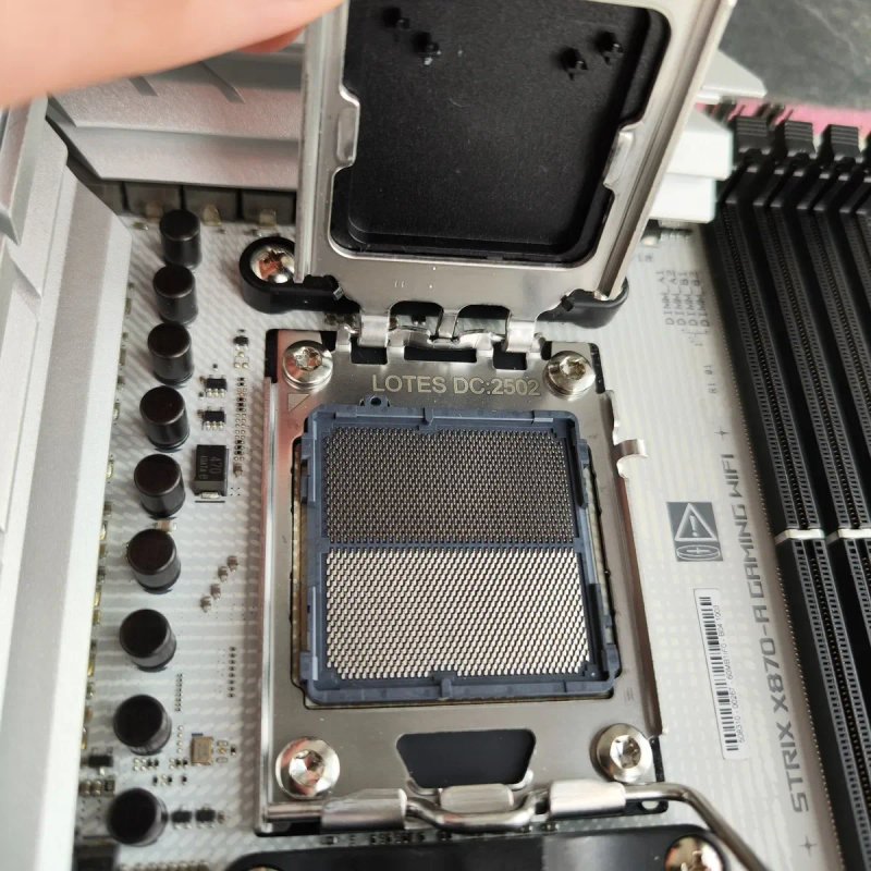 Материнська плата ASUS ROG STRIX X870-A GAMING WIFI — фото 4