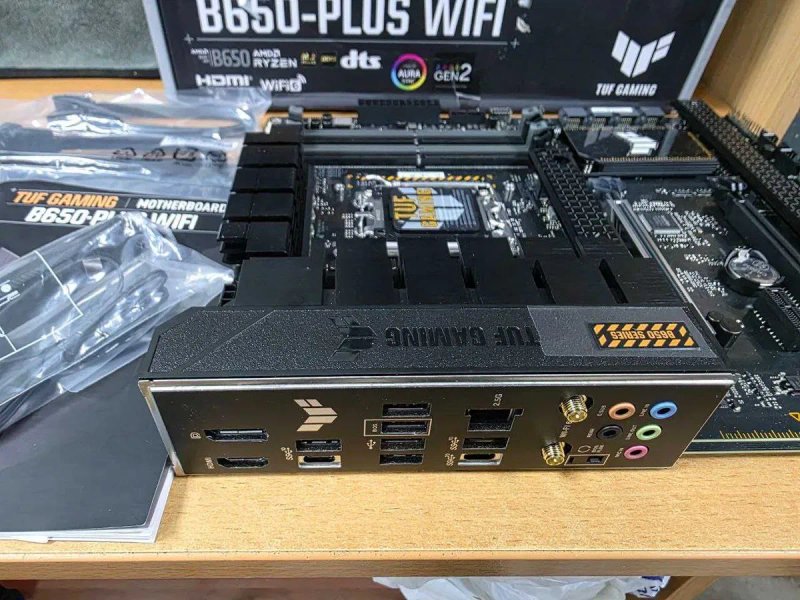 Материнська плата ASUS TUF GAMING B650-PLUS WIFI — фото 2