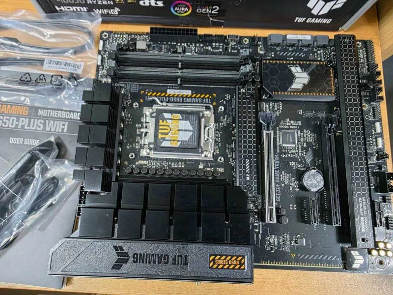 Материнська плата ASUS TUF GAMING B650-PLUS WIFI — фото 3