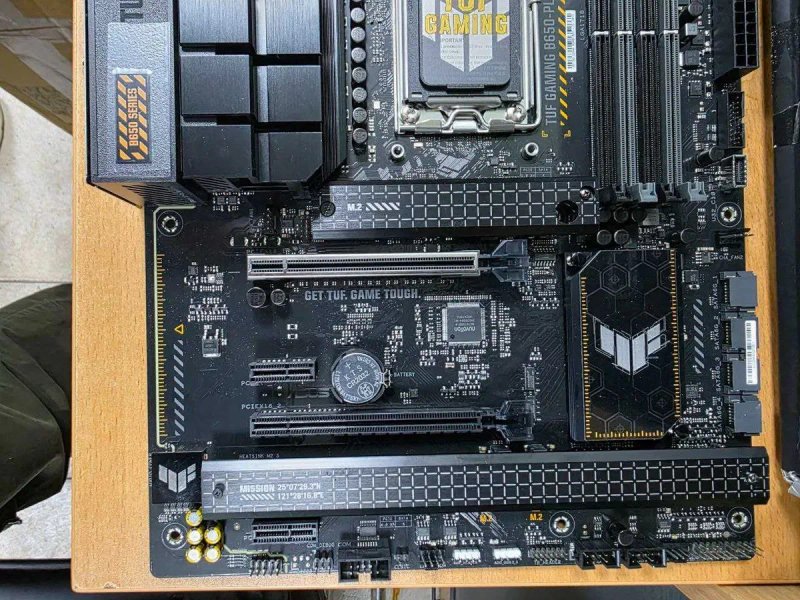 Материнська плата ASUS TUF GAMING B650-PLUS WIFI — фото 4