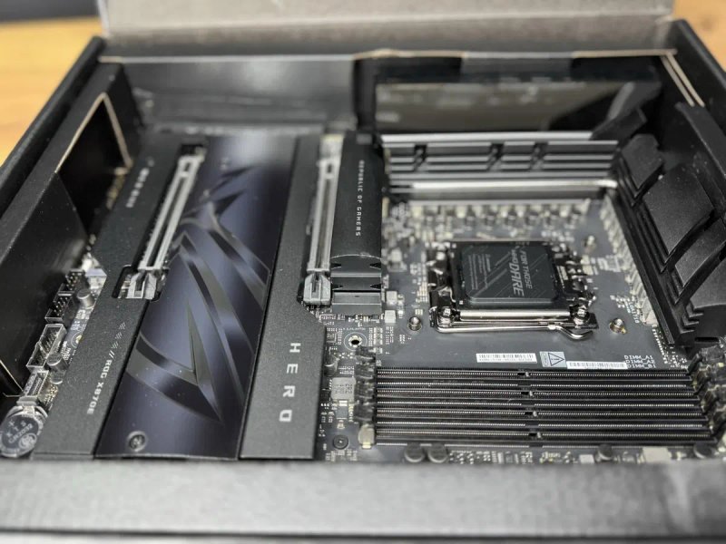 Материнська плата ROG crosshair X870E HERO — фото 3
