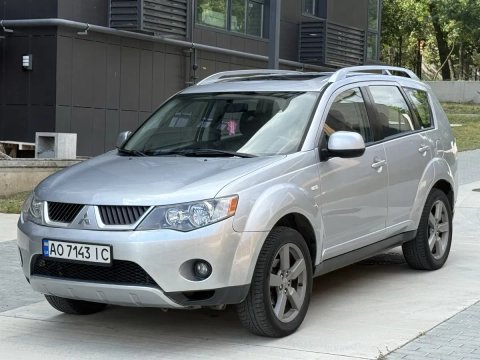 Mitsubishi Outlander XL в максимальной комплектации, полный привод