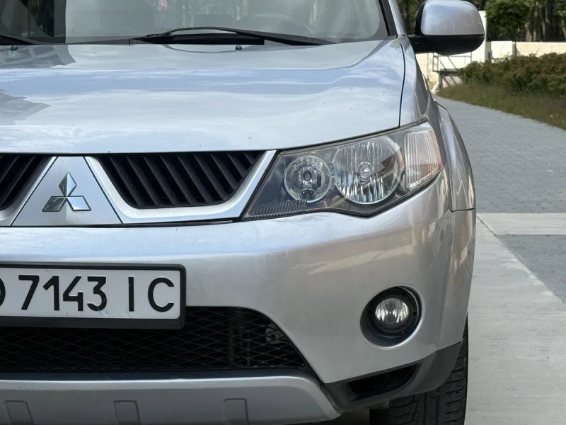 Mitsubishi Outlander XL в максимальной комплектации, полный привод — фото 2