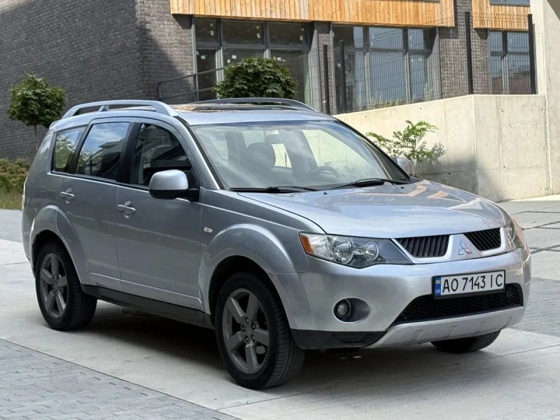 Mitsubishi Outlander XL в максимальной комплектации, полный привод — фото 3