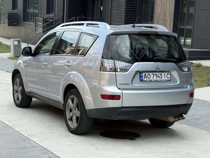 Mitsubishi Outlander XL в максимальной комплектации, полный привод — фото 4