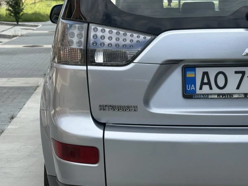 Mitsubishi Outlander XL в максимальной комплектации, полный привод — фото 5