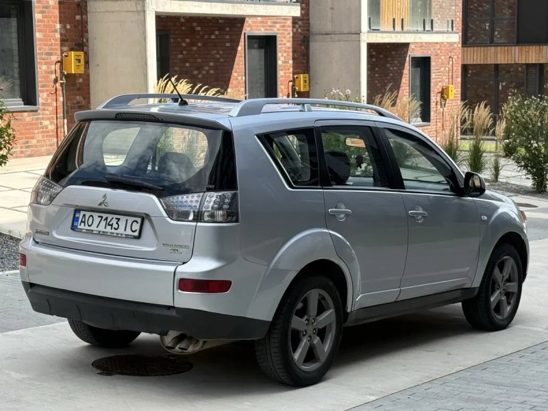 Mitsubishi Outlander XL в максимальной комплектации, полный привод — фото 6