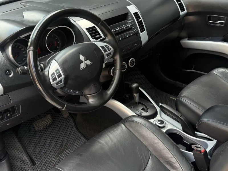 Mitsubishi Outlander XL в максимальной комплектации, полный привод — фото 8