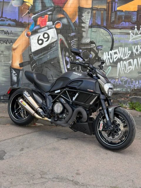 Мотоцикл Ducati Diavel Carbon 1200 2017 рік