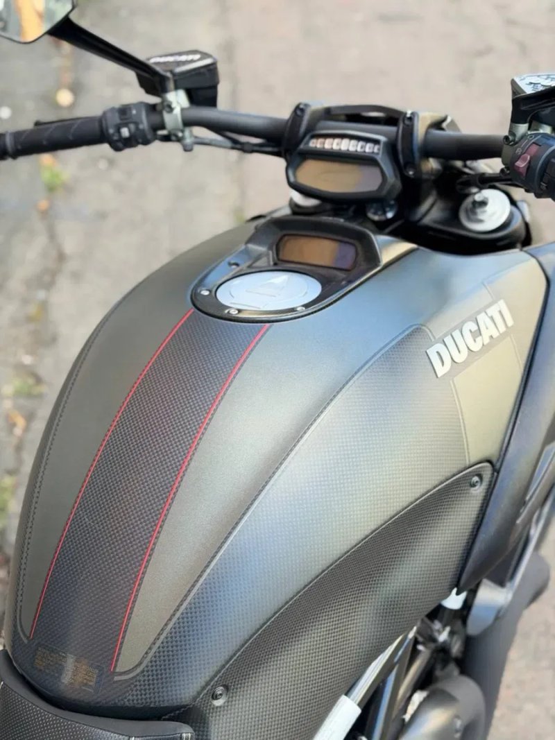 Мотоцикл Ducati Diavel Carbon 1200 2017 рік — фото 3