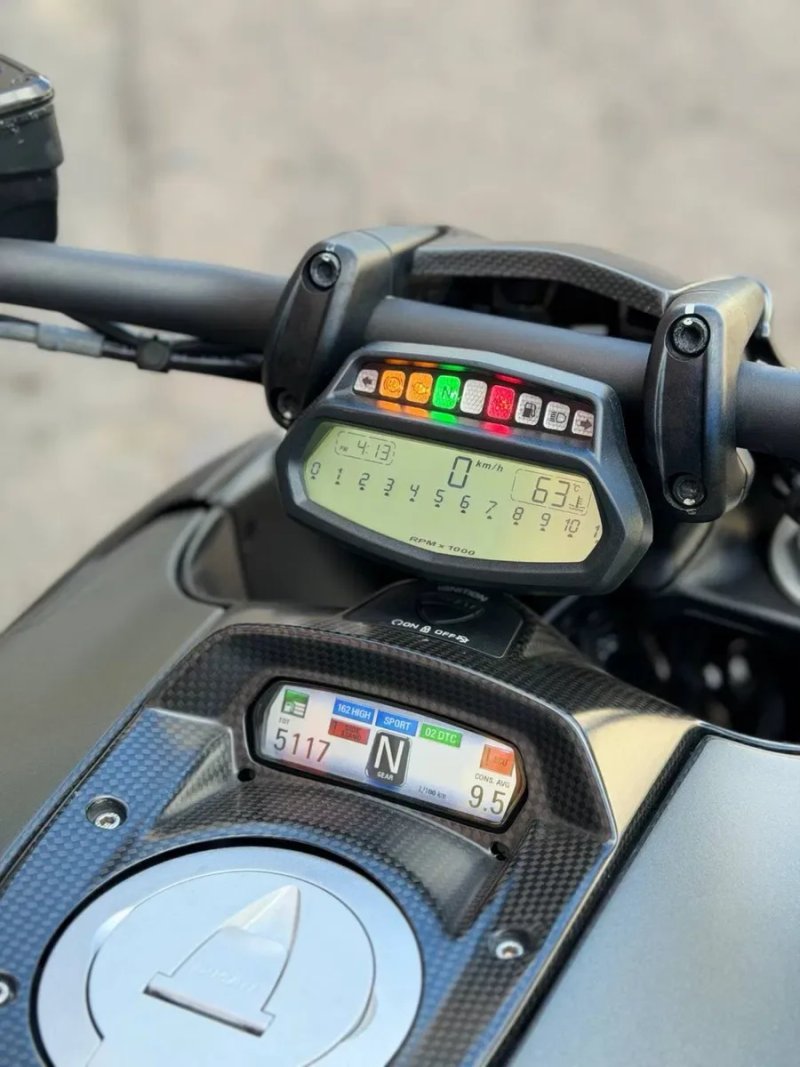 Мотоцикл Ducati Diavel Carbon 1200 2017 рік — фото 4