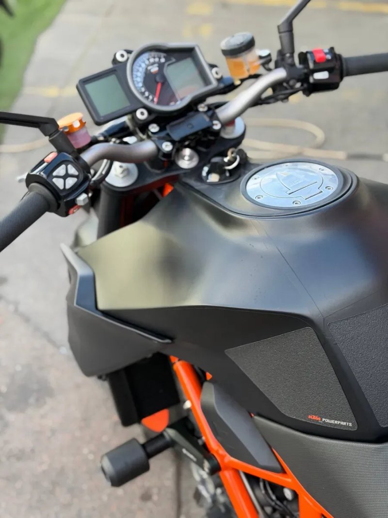 Мотоцикл KTM 1290 Super Duke R 2016 рік — фото 4