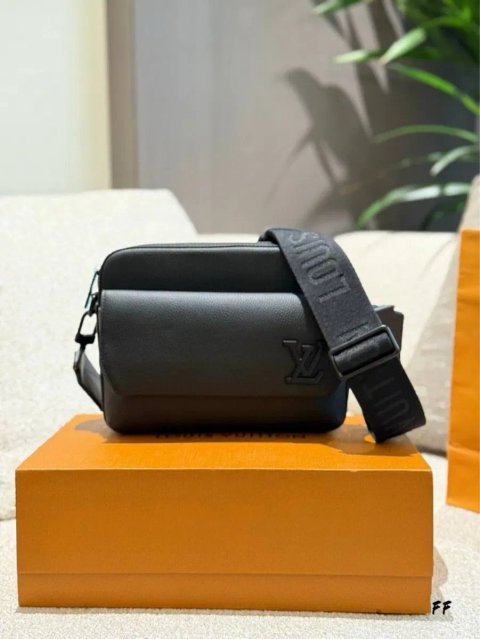 Мужская сумка Мессенджер Louis Vuitton кроссбоди купить сумку луі