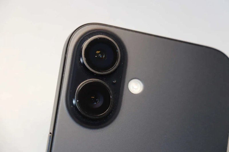 На запчастини!Apple iPhone 16 128GB Black, стан нового! заблокований під Icloud! Фіз сім! — фото 2
