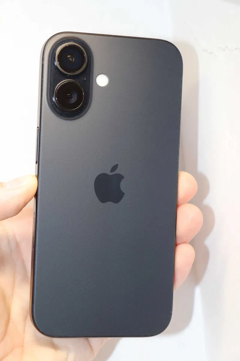 На запчастини!Apple iPhone 16 128GB Black, стан нового! заблокований під Icloud! Фіз сім! — фото 6