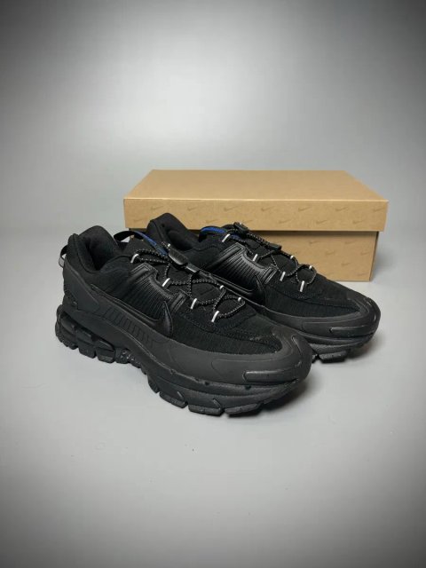 Nike Zoom Vomero Roam Triple Black HQ2181-004 — чоловічі кросівки , оригінал нові з рідною коробкою , розміра 42 , 42.5 зимове взуття