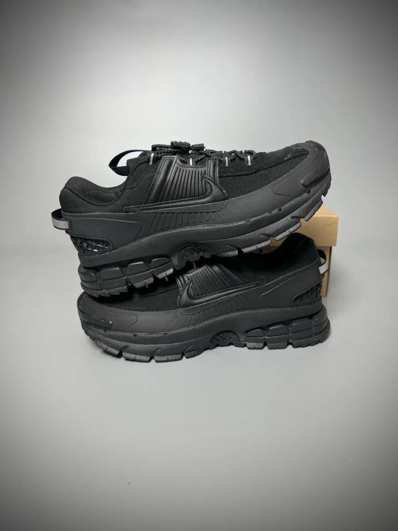 Nike Zoom Vomero Roam Triple Black HQ2181-004 — чоловічі кросівки , оригінал нові з рідною коробкою , розміра 42 , 42.5 зимове взуття — фото 2