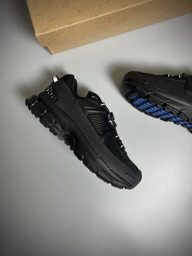 Nike Zoom Vomero Roam Triple Black HQ2181-004 — чоловічі кросівки , оригінал нові з рідною коробкою , розміра 42 , 42.5 зимове взуття — фото 3
