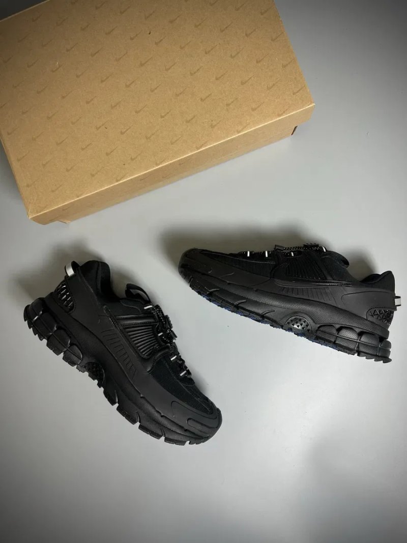 Nike Zoom Vomero Roam Triple Black HQ2181-004 — чоловічі кросівки , оригінал нові з рідною коробкою , розміра 42 , 42.5 зимове взуття — фото 4
