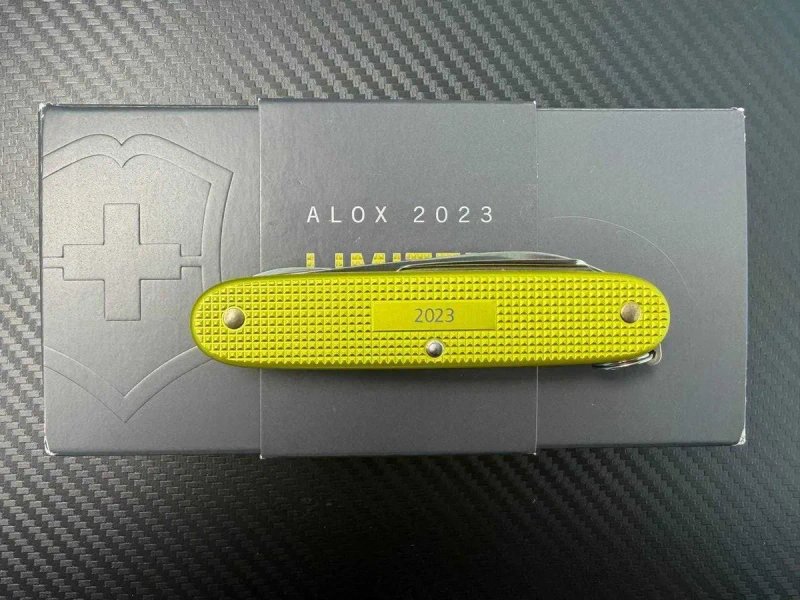 Ніж Victorinox Pioneer X Alox Limited Edition 2023 Electric Yellow 0.8231.L23 — фото 2