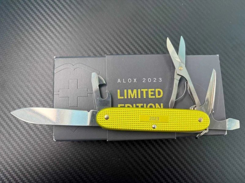 Ніж Victorinox Pioneer X Alox Limited Edition 2023 Electric Yellow 0.8231.L23 — фото 3