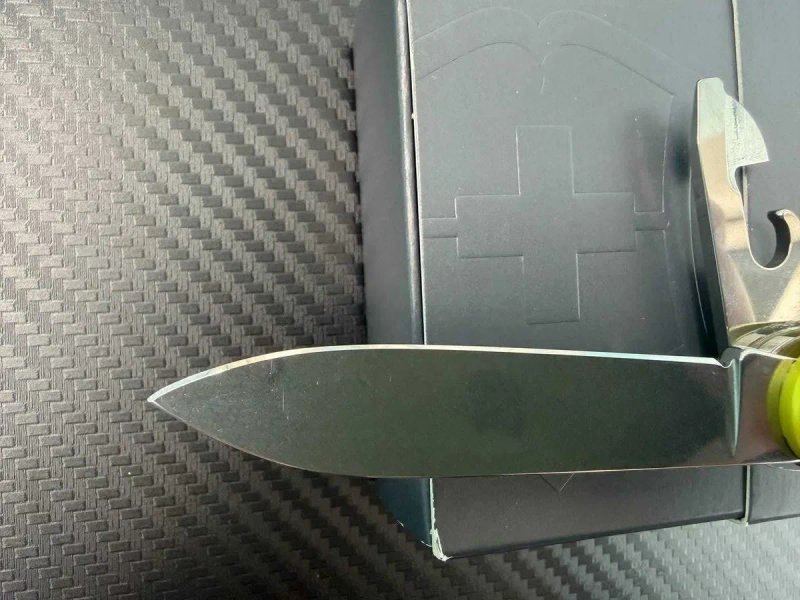 Ніж Victorinox Pioneer X Alox Limited Edition 2023 Electric Yellow 0.8231.L23 — фото 4