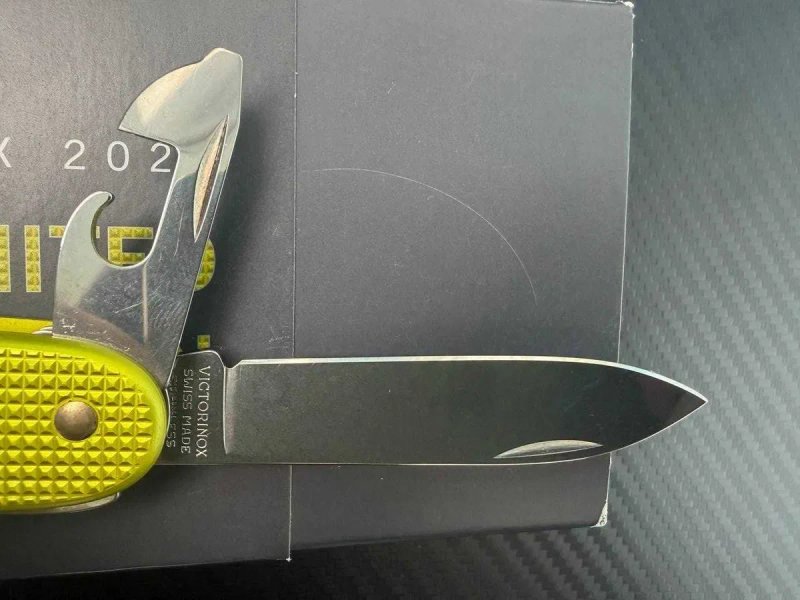 Ніж Victorinox Pioneer X Alox Limited Edition 2023 Electric Yellow 0.8231.L23 — фото 5