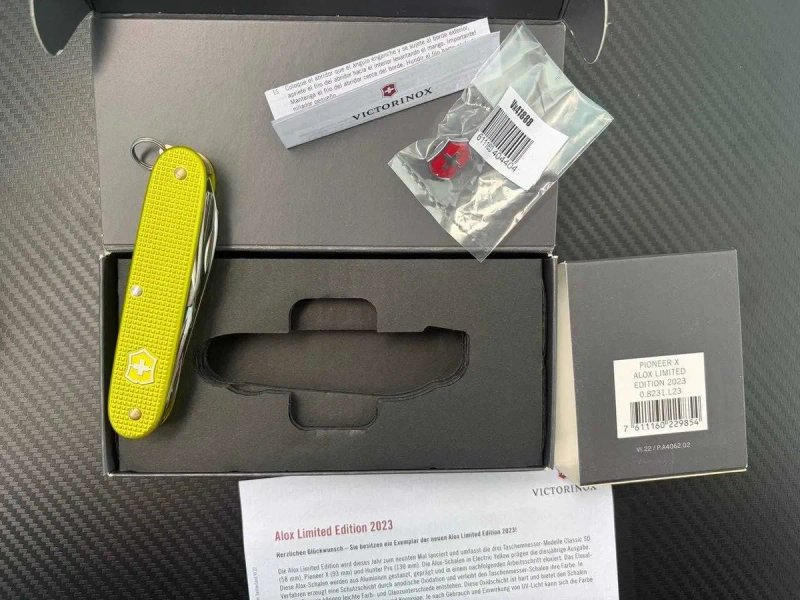Ніж Victorinox Pioneer X Alox Limited Edition 2023 Electric Yellow 0.8231.L23 — фото 6