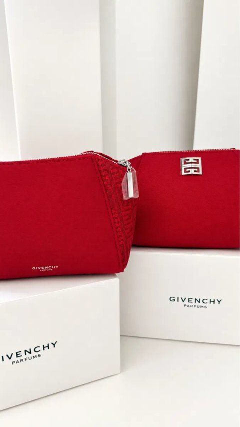 Нова червона косметичка Givenchy