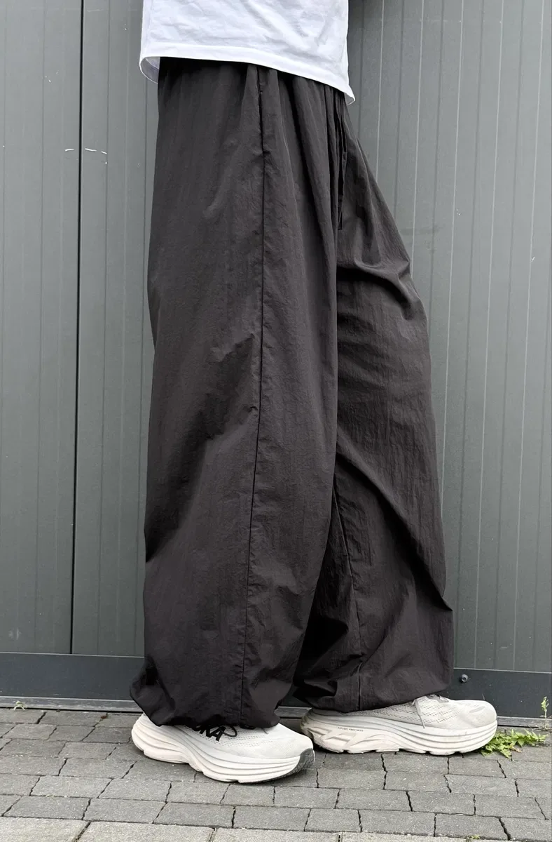 Нові нейлонові штани спортивні парашути на утяжках чорні широкі mega baggy багі штаны широкие нейлоновые спортивные парашюты на утяжках бегги gorpcore — фото 3