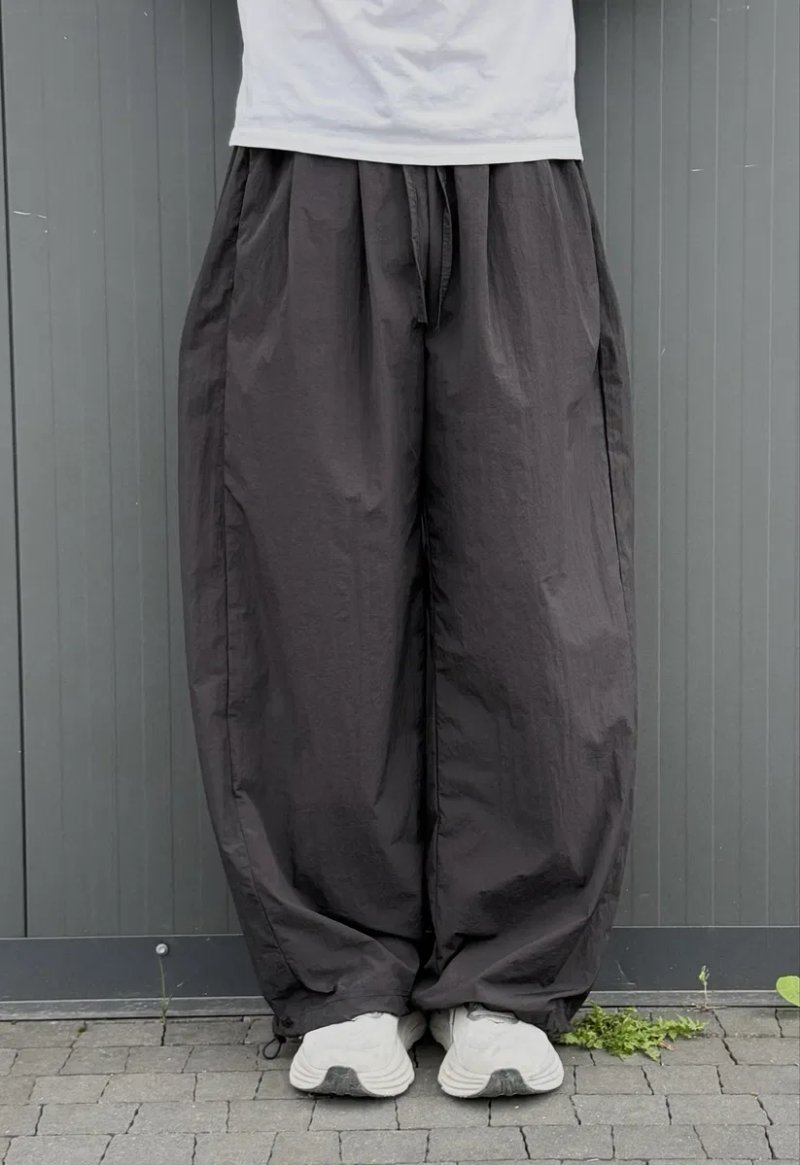 Нові нейлонові штани спортивні парашути на утяжках чорні широкі mega baggy багі штаны широкие нейлоновые спортивные парашюты на утяжках бегги gorpcore — фото 4