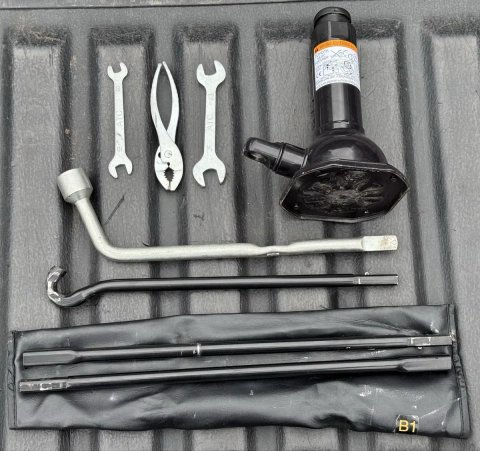 Новый домкрат с набором инструментов на Toyota Hilux/Тойота Хайлюкс/Fortuner/Tacoma/Tundra/Sequoia/Prado/Land Cruiser/Isuzu D-Max