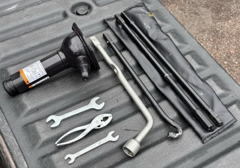 Новый домкрат с набором инструментов на Toyota Hilux/Тойота Хайлюкс/Fortuner/Tacoma/Tundra/Sequoia/Prado/Land Cruiser/Isuzu D-Max — фото 4