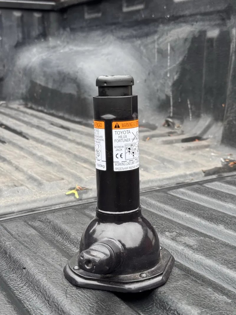 Новый домкрат с набором инструментов на Toyota Hilux/Тойота Хайлюкс/Fortuner/Tacoma/Tundra/Sequoia/Prado/Land Cruiser/Isuzu D-Max — фото 6