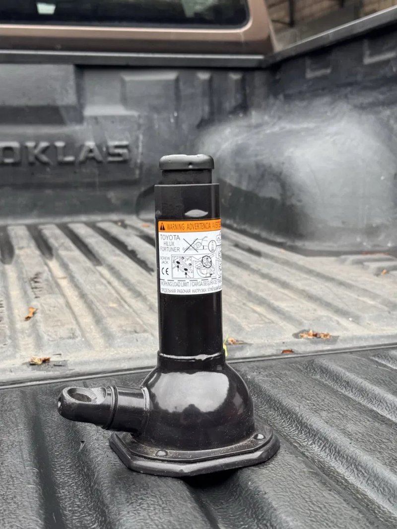 Новый домкрат с набором инструментов на Toyota Hilux/Тойота Хайлюкс/Fortuner/Tacoma/Tundra/Sequoia/Prado/Land Cruiser/Isuzu D-Max — фото 7