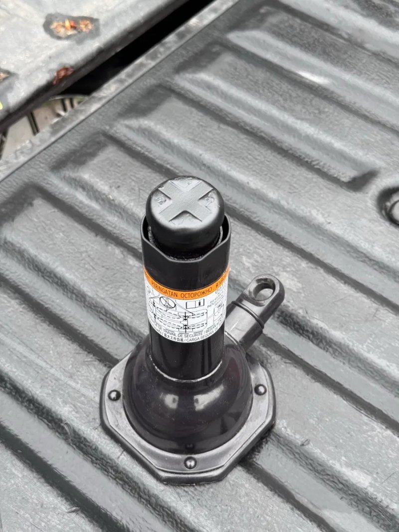 Новый домкрат с набором инструментов на Toyota Hilux/Тойота Хайлюкс/Fortuner/Tacoma/Tundra/Sequoia/Prado/Land Cruiser/Isuzu D-Max — фото 8