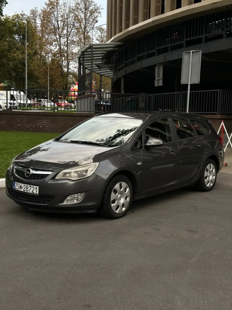 Opel Astra J 2011 1.7 CDTI — фото 2