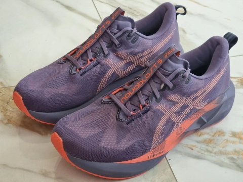 Оригінал 100% чоловічі кросівки asics novablast 5  eur 44.5