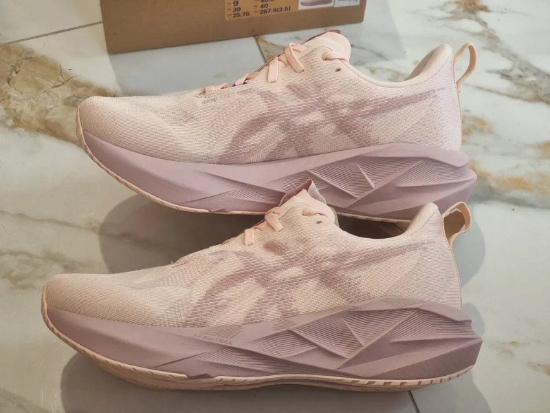 Оригінал 100% жіночі кросівки asics novablast 5  eur 40.5 — фото 2
