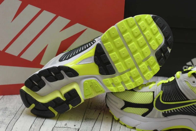 Оригінал! Чоловічі кросівки кроссовки Nike Vomero 5 Life Lime Grey/Green FB9149-701 — фото 4
