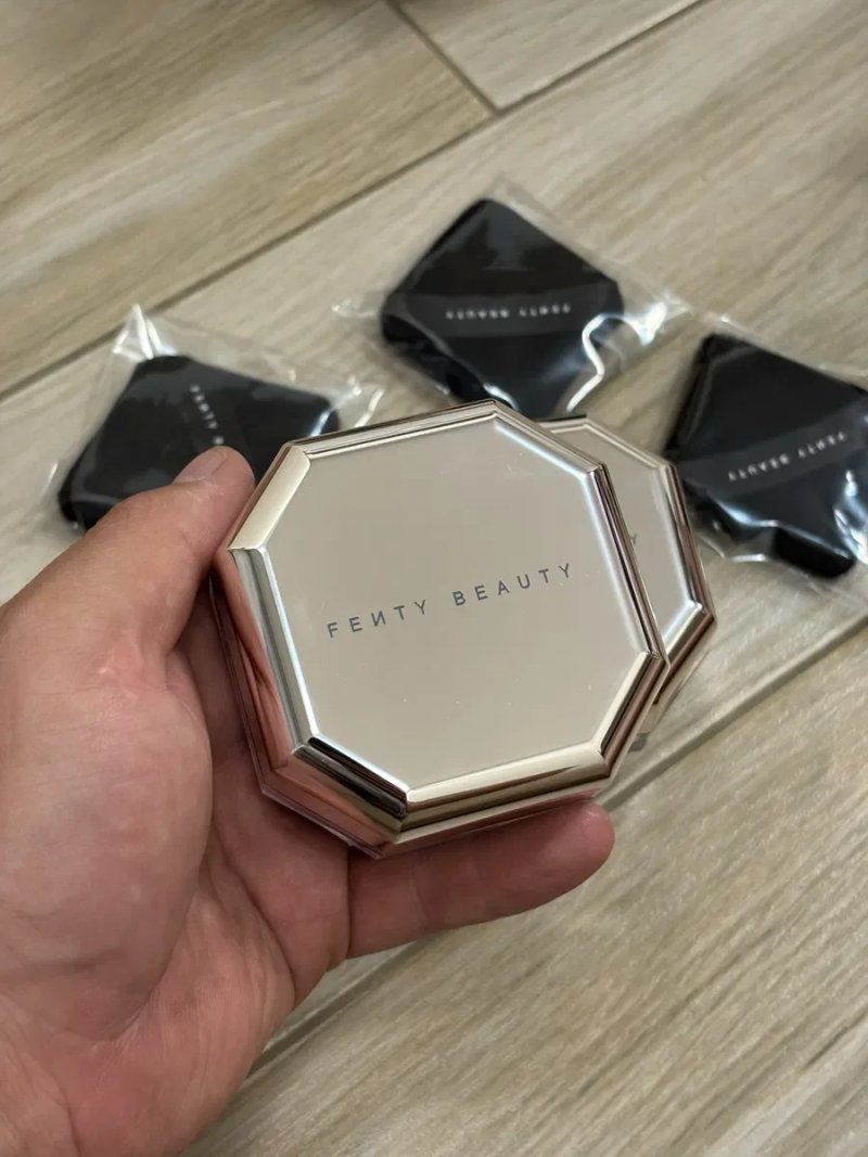 Оригінал! Фіксуюча пудра Fenty Beauty Set It Down Superfine Blurring Setting Powder — Butter / Lavender — фото 2