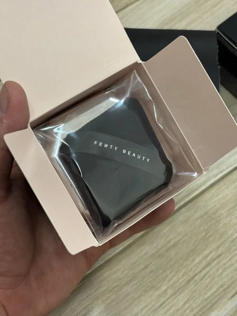 Оригінал! Фіксуюча пудра Fenty Beauty Set It Down Superfine Blurring Setting Powder — Butter / Lavender — фото 4